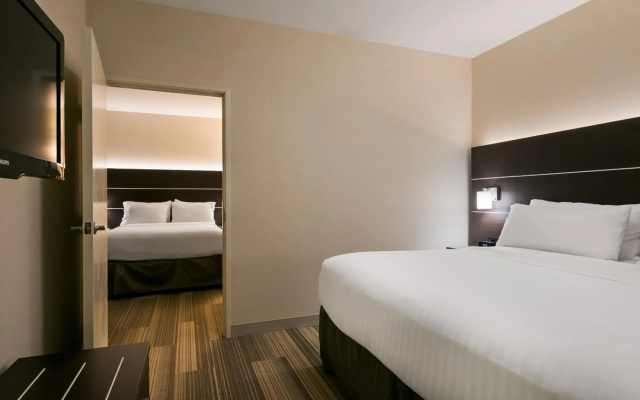 Holiday Inn Express & Suites Everett by IHG