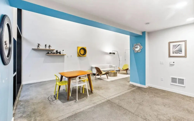 Posh Lofty Pad in Central Redmond