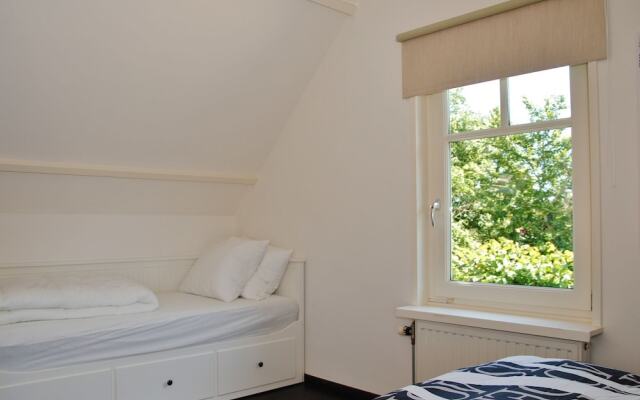 Charming Holiday Home in Ouddorp Near Sea