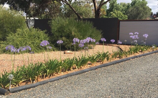 Barossa Old Garage Bed and Breakfast