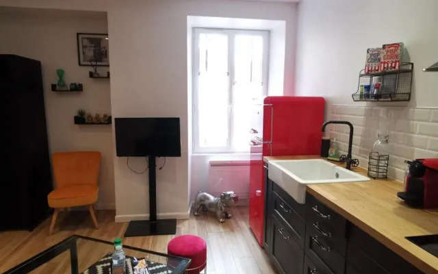 Studio atypique dans bel immeuble de 1820