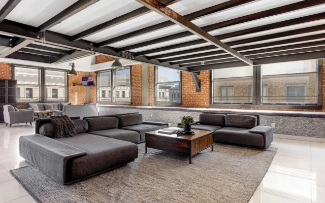 Skyline Lofts by Avantstay: a Multi-level Industrial-chic Retreat in Dtla With Rooftop Views, Soaring Ceilings & Steps to Dining, Music & Culture