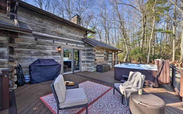 Cabin Near Boone w/ Hot Tub & Mountain Views