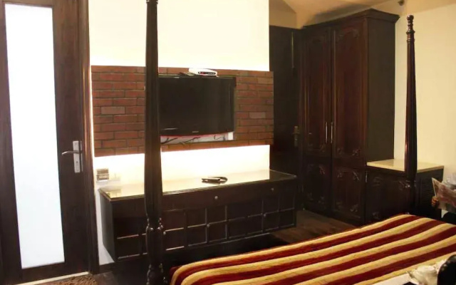 OYO Premium Rajouri Garden Janta Market