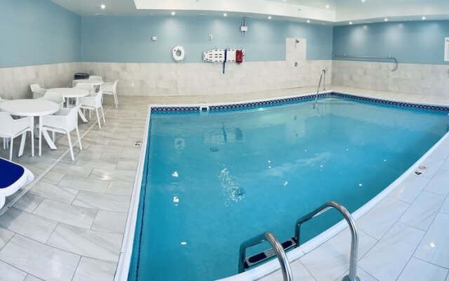 Holiday Inn Express & Suites Muskegon