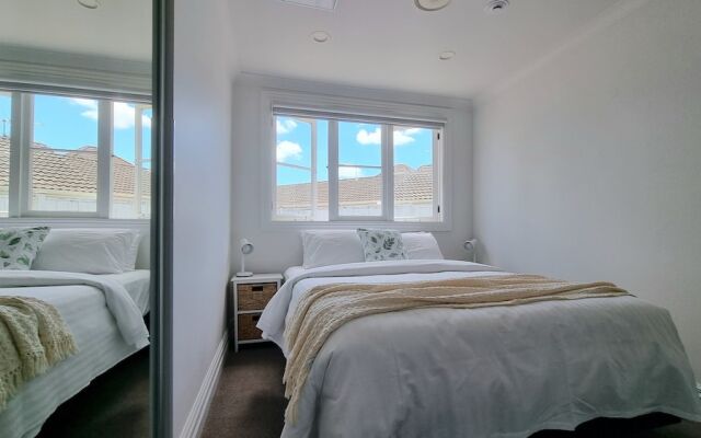 Cheerful 5 - Bedroom Home - Free Parking