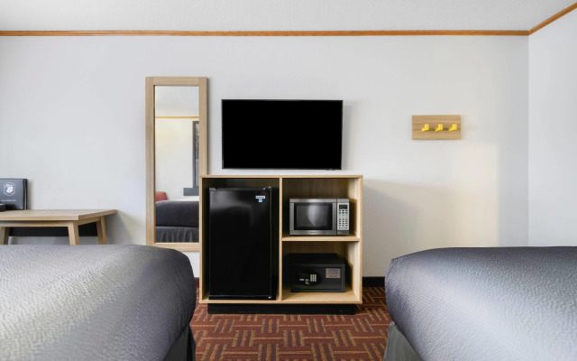 Super 8 by Wyndham Eveleth