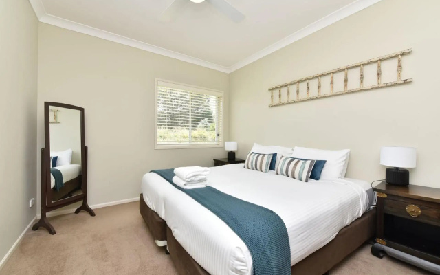 Silver Springs 6br Luxury Homestead with Wifi, Pool. Fireplace, Views, Olives and Space – Guest Rooms – Rothbury