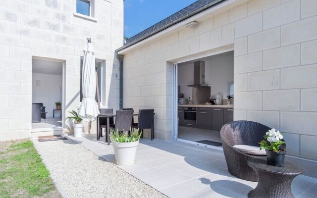 Luxury Holiday Home With Lawn in Beaumont-en-véron Near Chinon