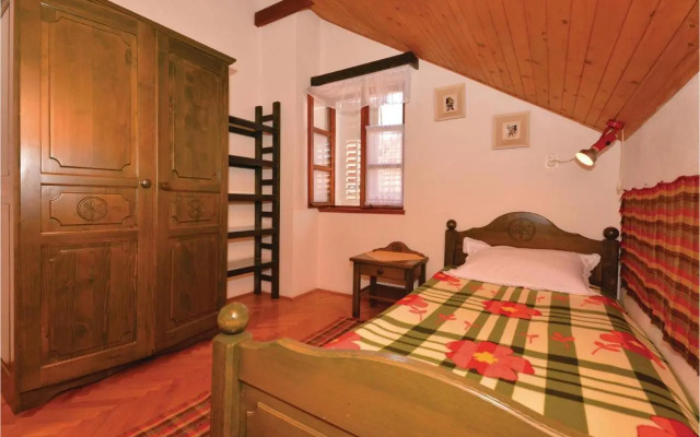 Three-Bedroom Apartment with a Fireplace in Stari Grad