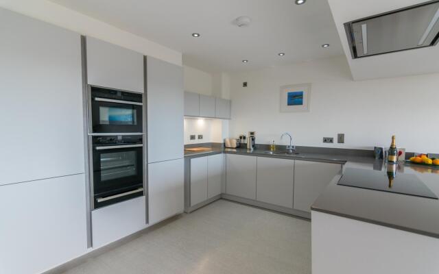 Apartment 3 Waterstone House - Sea Front Apartment Hot Tub