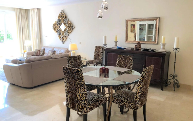 Beachside Luxury 2 bedroom apartment, Puerto Banus