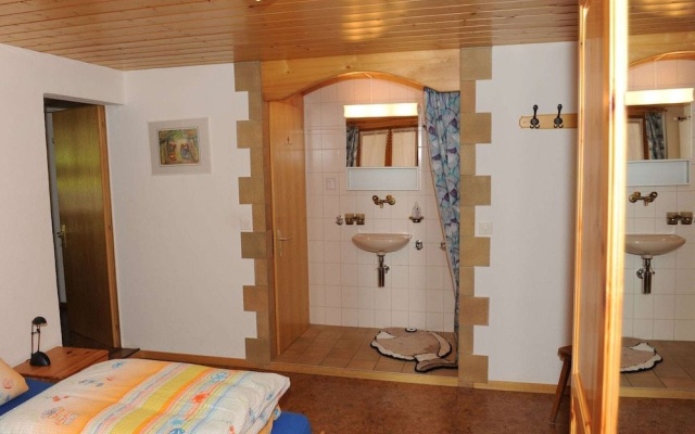 Spacious Apartment in St Niklaus near Mattertal Ski Area – Guest Rooms – Sankt Niklaus