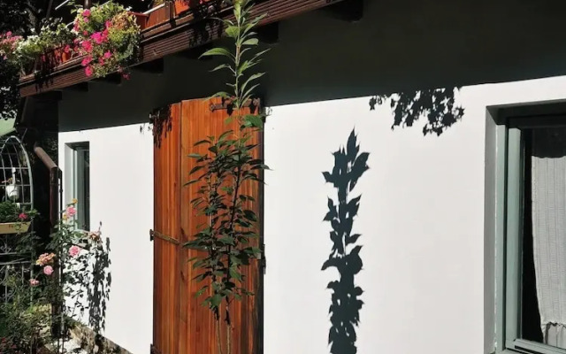 Sunny Wooden House on Creek, 30 Minutes Prague