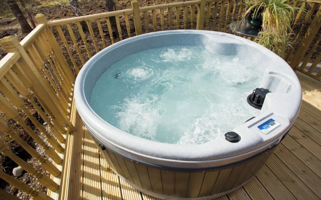 Bluebell Lodge - Sleeps 4,hot Tub, Loch & Woodland