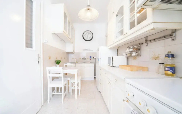 Pozsonyi Suite – 3Br Family Stay | Ac + Balcony