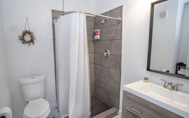 5BR/4BA House Sleeps 20 Downtown