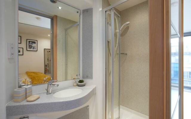 1 Bedroom Apartment, Leeds Stunning & Cosy Find!