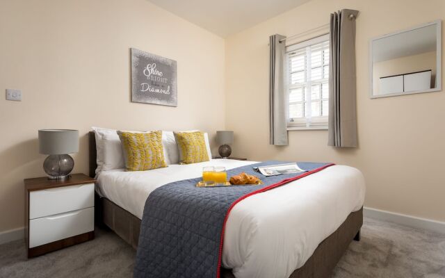 Elliot Oliver - 2 Bedroom Modern Apartment