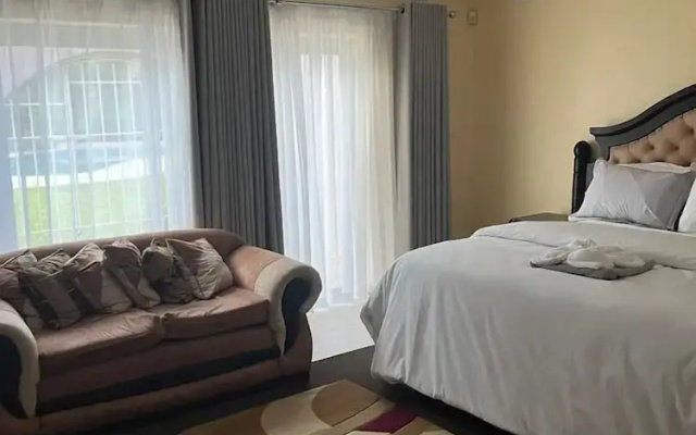 4-bedroom Retreat With Lush Gardens Pool- 2346