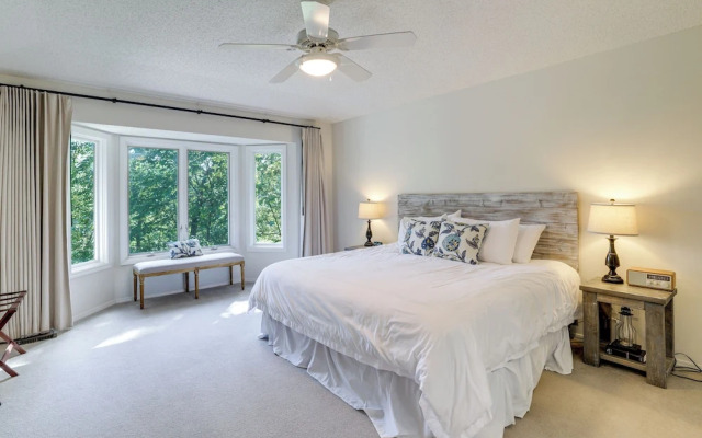 The Bella Vista Lakeside Treehouse: Dock & Kayaks!