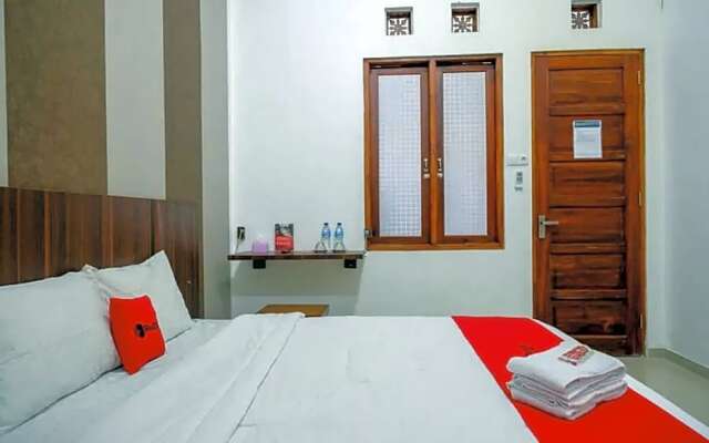 RedDoorz near Stasiun Purwosari