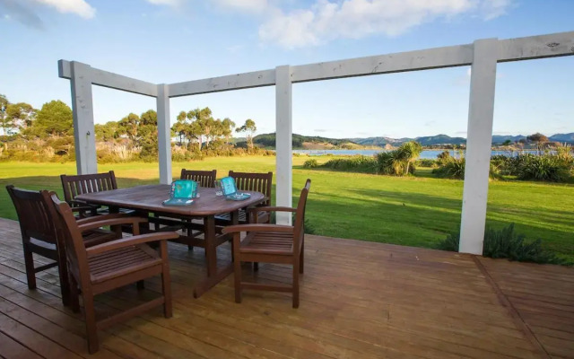 Waterfront Wonder - Matarangi Holiday Home
