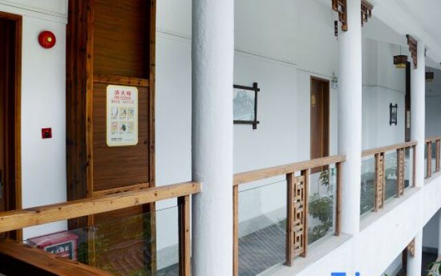 Zhenyangxia Scenic Area Theme Inn