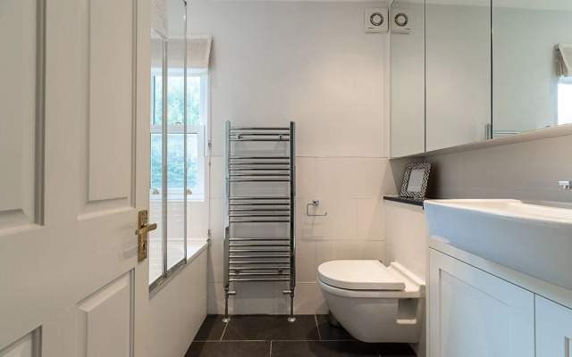 JOIVY Stunning 3 bed House Close to Westfield