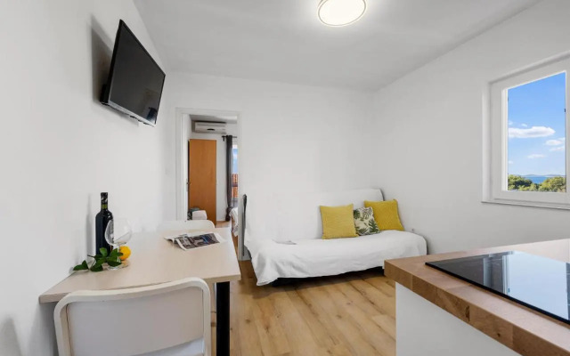 Five-Bedroom Holiday home Primosten with Sea view 06