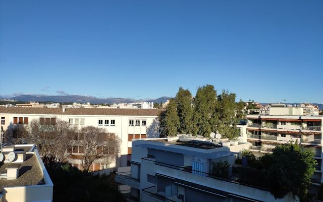 Palais Wilson, T1 standing centre Juan les Pins