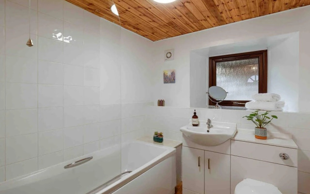 Ground Floor Apartment W/large Enclosed Garden