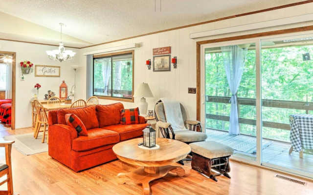 Quaint Murphy Cabin in Serene Wooded Setting!
