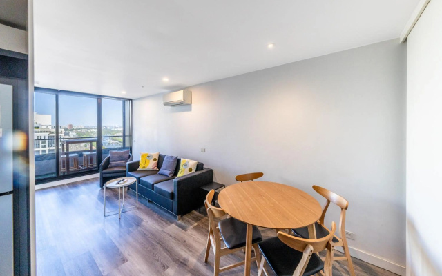 2 Bedroom Apartment with Stunning Views and balcony in Melbourne CBD - Aura – Guest Rooms – Melbourne