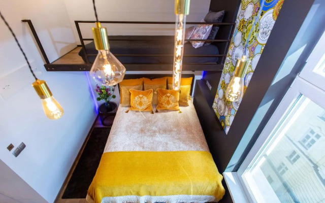 Premium Rooms by Hi5 - Style at the Comedy Theater