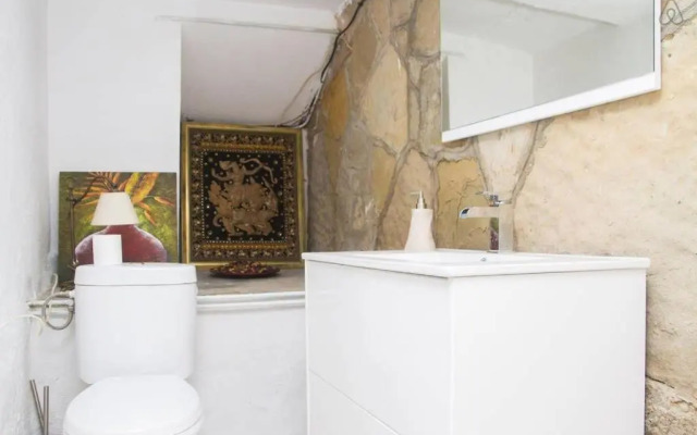 Moderna villa con piscina y amplio jardín