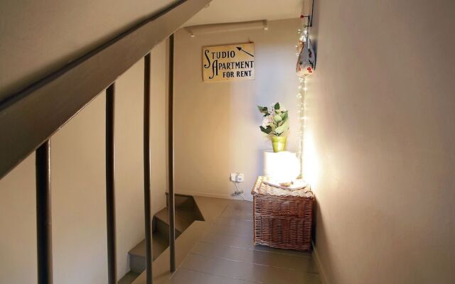 Bright Chic Garden Apartment