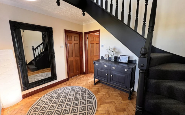 4 Bedroom Detached Farmhouse Mountain Views