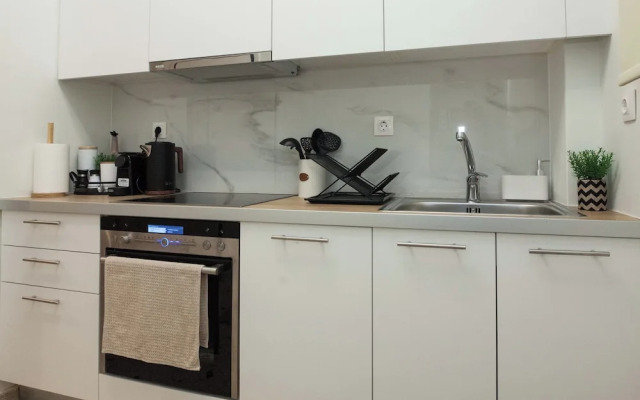 Fresh Urban Apt with Balcony in Zografou