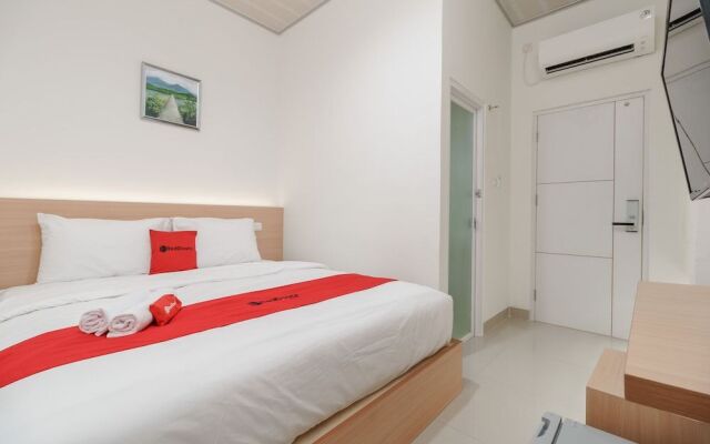 RedDoorz Plus near RS RK Charitas 2 Palembang