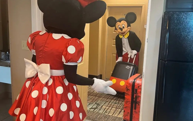 Free Shuttle 2 Queen Disney Area