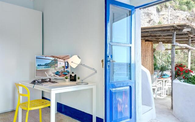 The Fisherman’s Suite – Steps from the beach