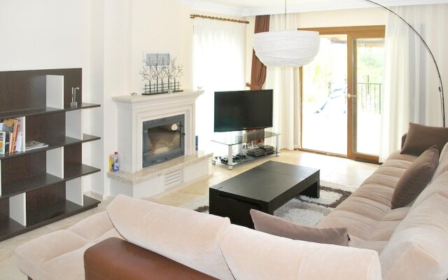 House With 4 Bedrooms in Kuşadası, With Private Pool and Enclosed Garden - 2 km From the Beach