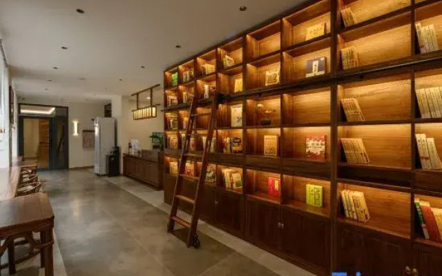 Pingyun Bieyuan (Ancient City Wall Store)