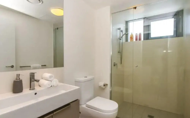 2 Bedroom Riverside Apartment in Hamilton Portside