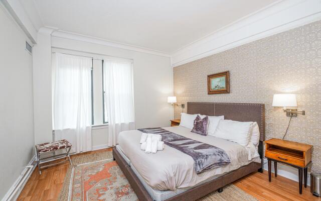 Modern 1BR + Train | Theatre District | Evonify