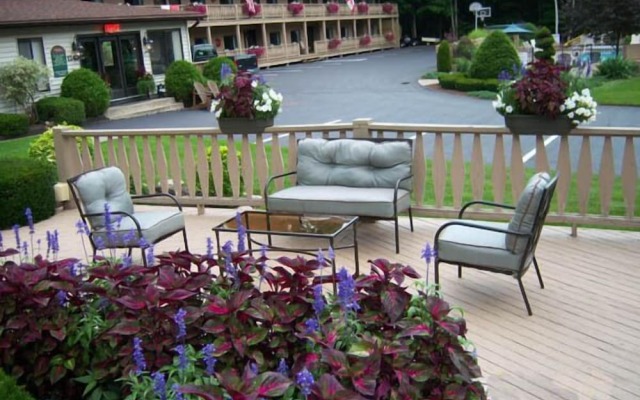 Tall Pines Motel