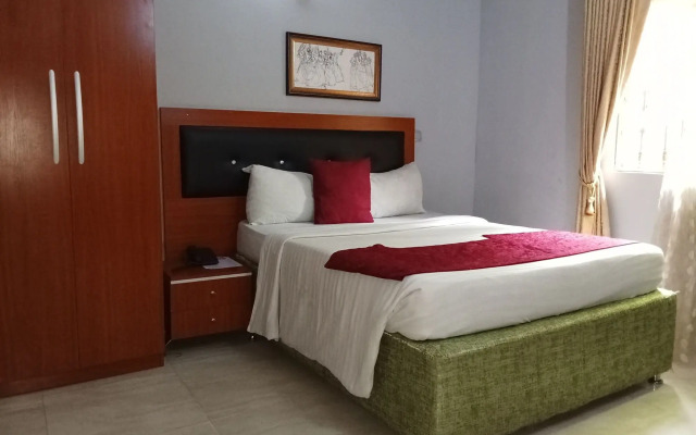 B's Hive Hotel & Suites