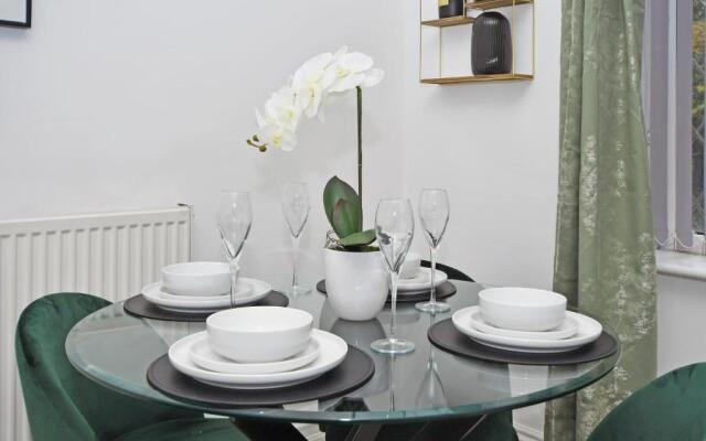 Beautiful 3-bed House by Ministays Stoke-on-trent