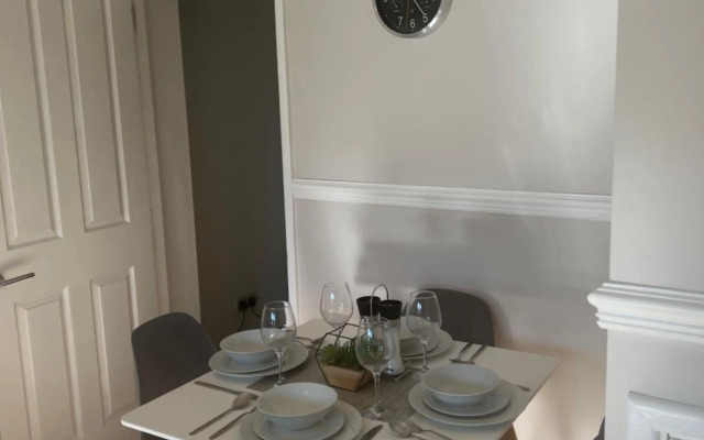 Comfortable King Bed - location - leisure - Contractors - Parking